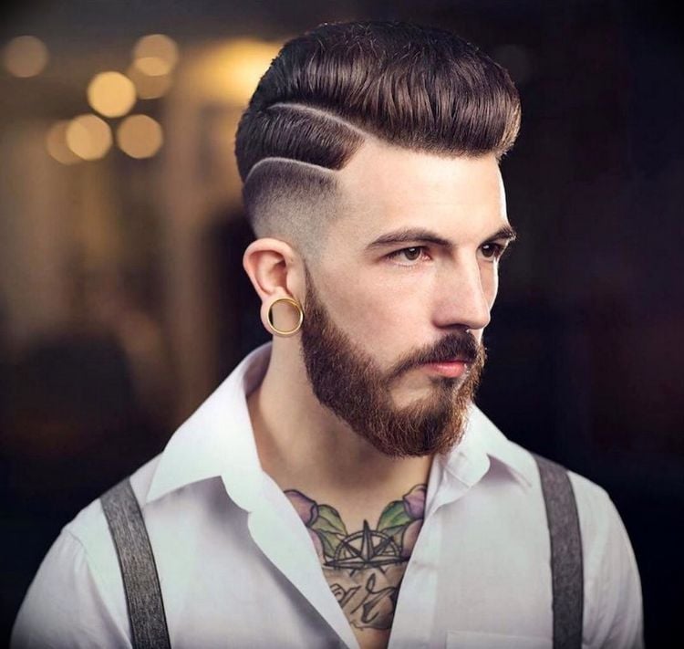 frisuren männer undercut doppelt kante grenze definiert brünett haare glatt gestylt hemd bart tattoo