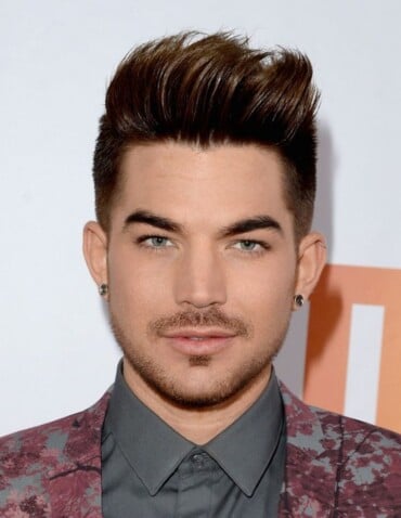 undercut-männer-kurz-haarschnitt-stylen-brünett-blauäugig-hemd-grau-anzug-muster-adam-lambert