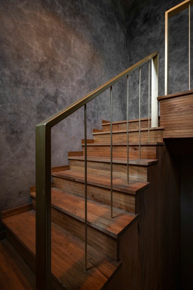 veranda-holz-rustikal-treppe-schlicht-treppenhaus-einrichten-ohne-möbel