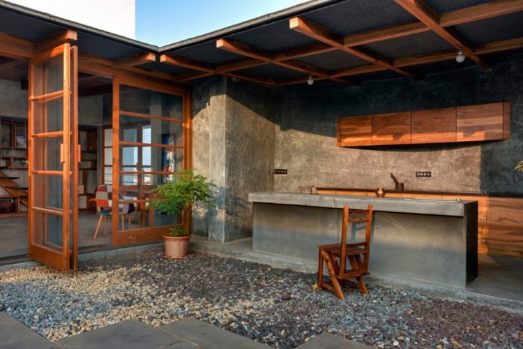 veranda mit holz gartenküche-idee-kücheninsel-beton-zierkis-deko