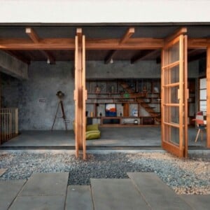 veranda mit holz türen-glas-betonplatten-dachterrasse-gestalten