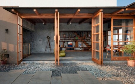 veranda mit holz türen-glas-betonplatten-dachterrasse-gestalten