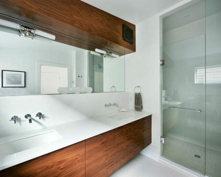 weiße-küche-badezimmer-möbel-modern-dusche-glas-spiegel-deko