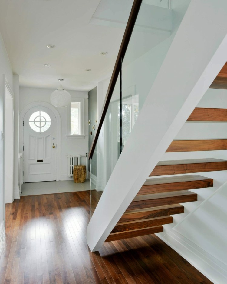 weiße-küche-eingangsbereich-diele-flur-treppe-geländer-glas-holz