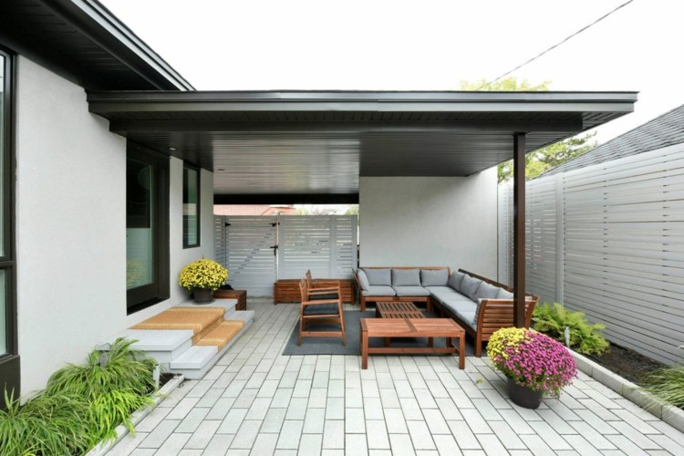 weiße-küche-lounge-sitzbereich-außenbereich-pergola-überdachung-modern