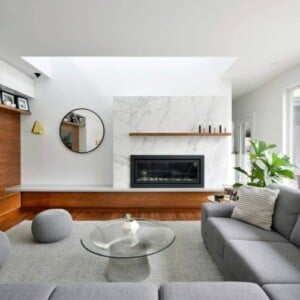 weiße küche marmor-graue-möbel-wohnzimmer-wandverkleidung-holz