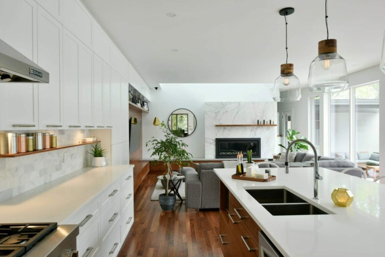 weiße küche offener-wohnbereich-pflanzen-deko-beleuchtung-gas-herd