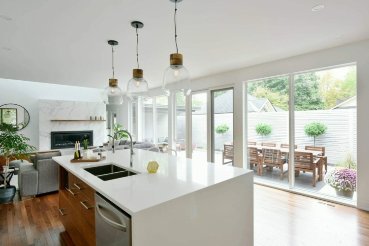 weiße küche spüle-schränke-fensterfront-essbereich-laminat-dunkel