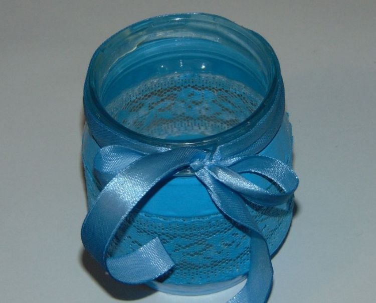 windlicht-basteln-blau-spitze-geschenkband-einmachglas-farbe-schlaufe