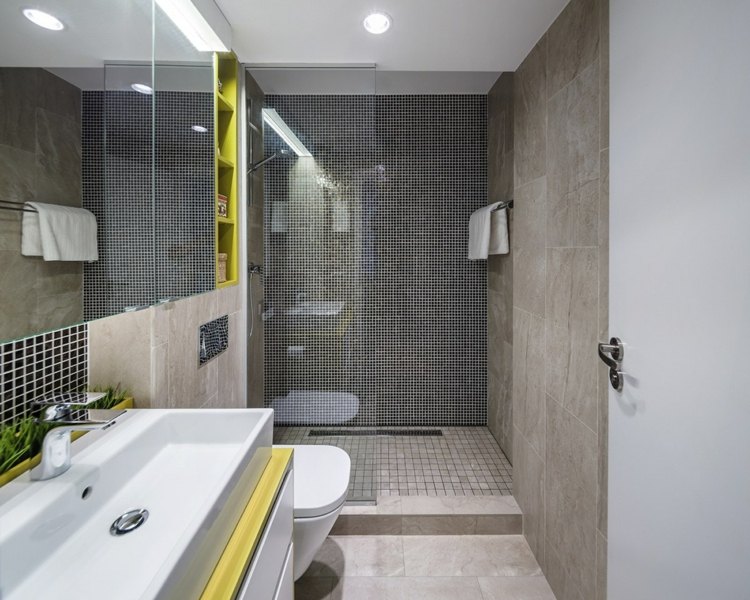 wohnung-inspiration-bad-einrichtung-beige-grau-mosaik-offene-dusche-gelb-akzente