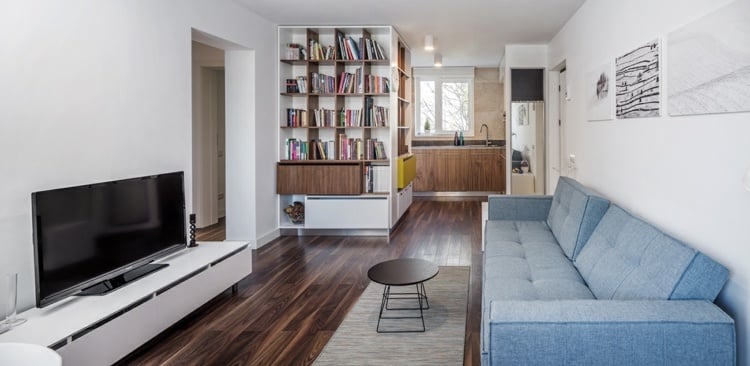 wohnung-inspiration-kleines-wohnzimmer-einrichten-blau-couch-lowboard-weiß