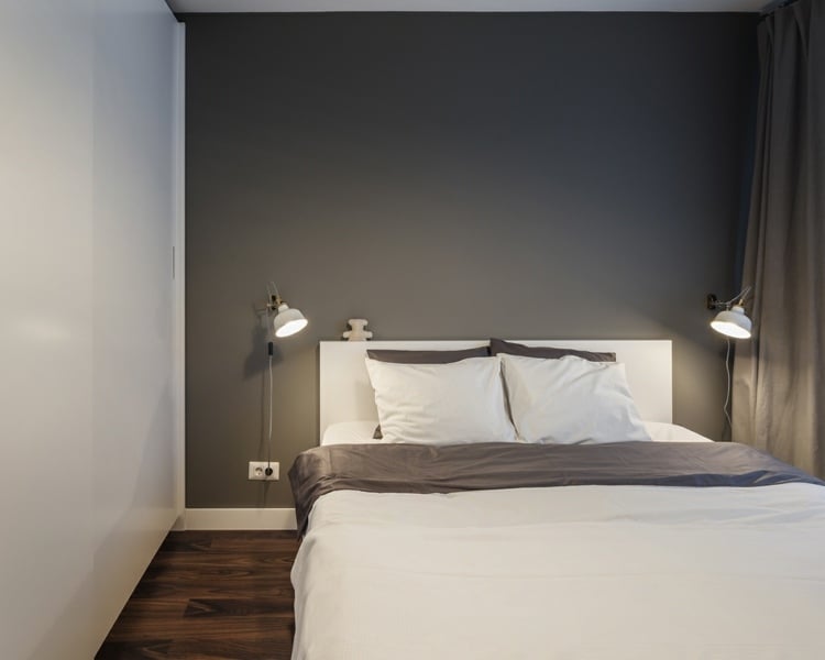 wohnung-inspiration-wohnideen-schlafzimmer-grau-wandfarbe-minimalistisch