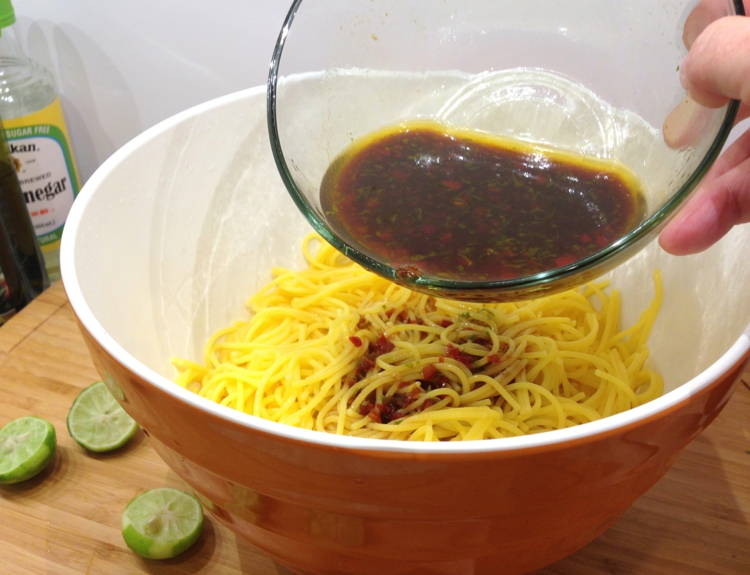 yum-yum-salat-dressing-gewürze-balsamico-öl-curry-nudeln-schüssel-übergießen-essig-limetten