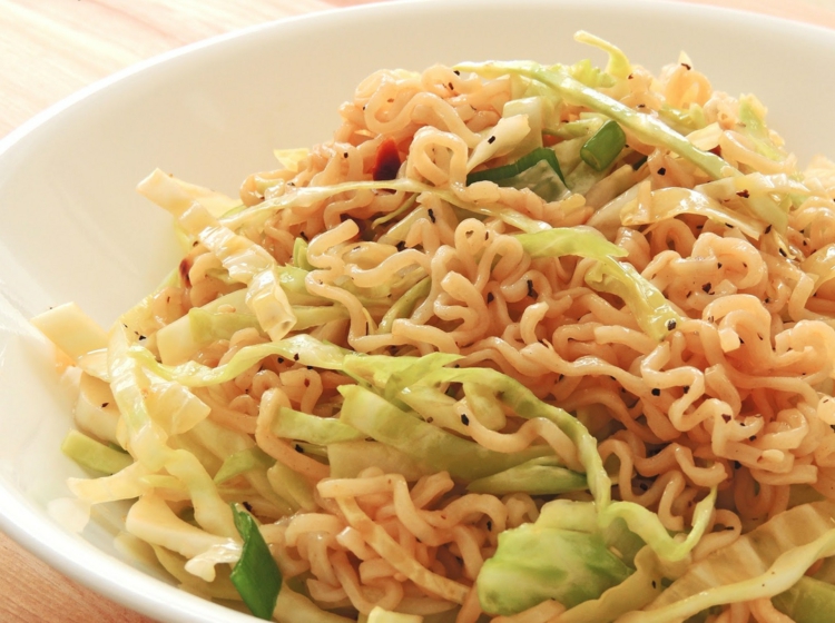 yum-yum-salat-nudeln-instant-päckchen-eisbergsalat-streifen-paprika-frühlingszwiebeln-gewürze