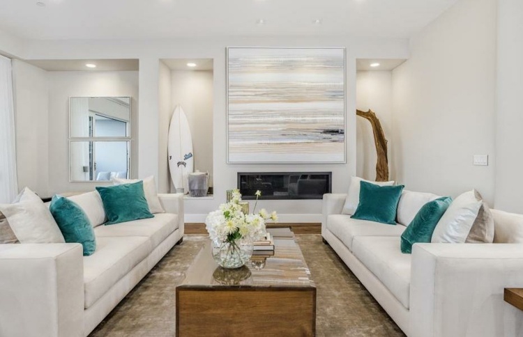 zimmer aufräumen tipps einrichtung-minimalistisch-sofa-cochtisch-nischen-dekokissen-spiegel-deko
