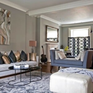 zimmer-aufräumen-tipps-paravent-sofa-dekokissen-bilder-couchtisch-essbereich-liege-kronleuchter-tisch-stühle