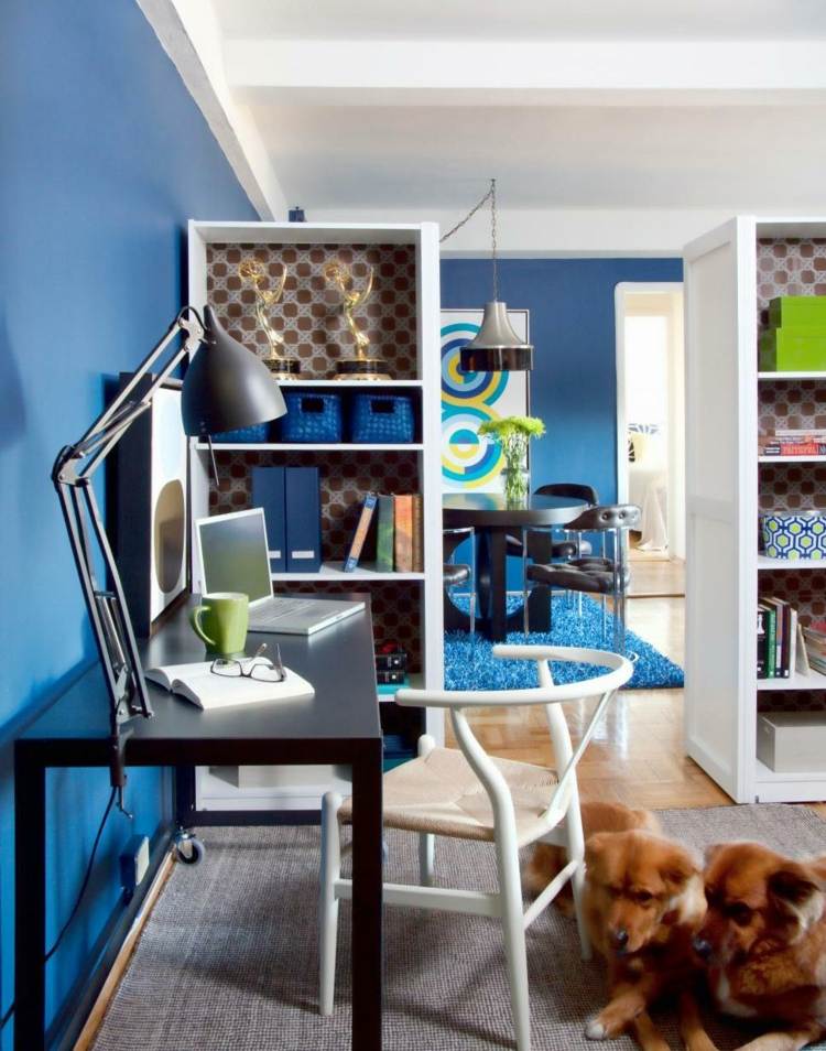 zimmer-aufräumen-tipps-trennwand-regale-arbeitszimmer-wandfarbe-blau-essbereich-wohnbereich