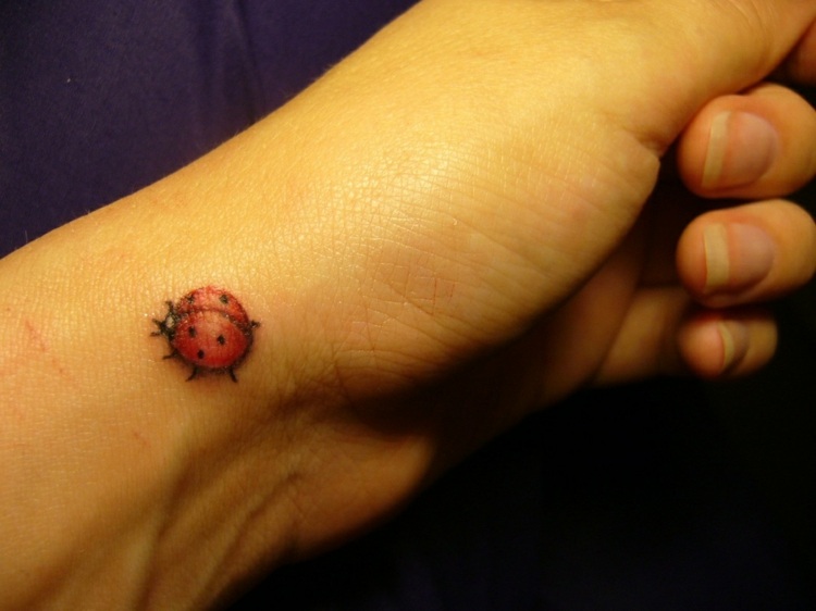 3d tattoo dezent-klein-marienkäfer-handgelenk-rot