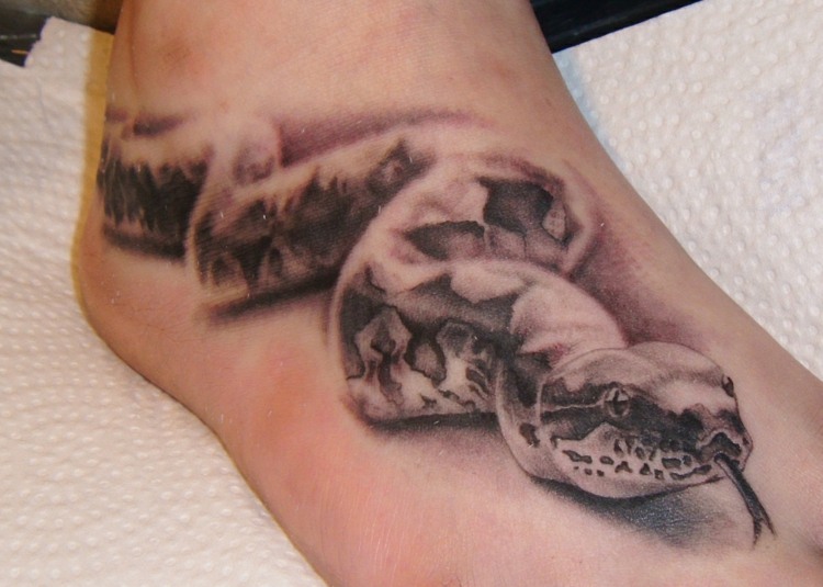 3d-tattoo-schlange-fuß-design-realistisch-amphibie