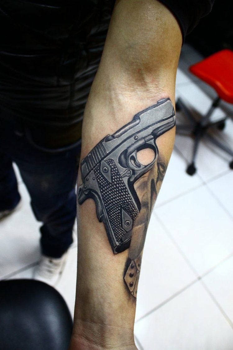 3d-tattoo-unterarm-innen-pistole-grau-männer-idee