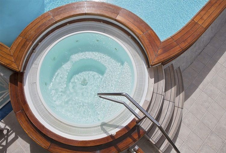 Outdoor Whirlpool -rund-eingebaut-neben-Pool