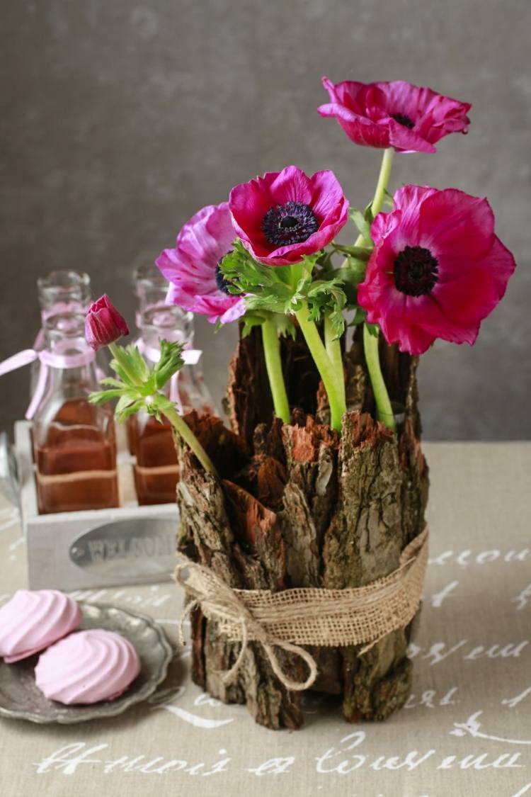 Schöne Alternative zur Vase mit Rinde und Blumen
