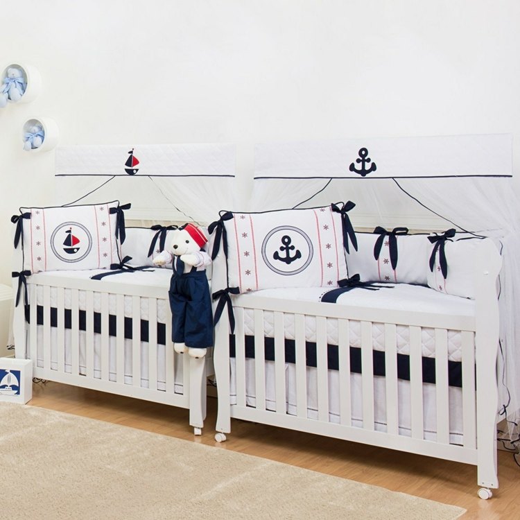 babyzimmer für zwillinge babybetten-weiß-holz-blaue-akzente-nautisch-seemann-thema