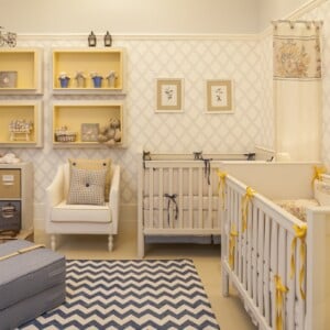 babyzimmer für zwillinge gelb-blau-creme-junge-mädchen-zickzack-teppich