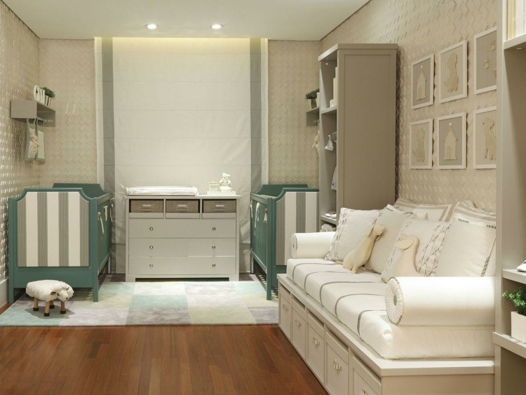 babyzimmer für zwillinge parkett-grün-möbel-sofa-creme-wandfarbe-3d-paneele