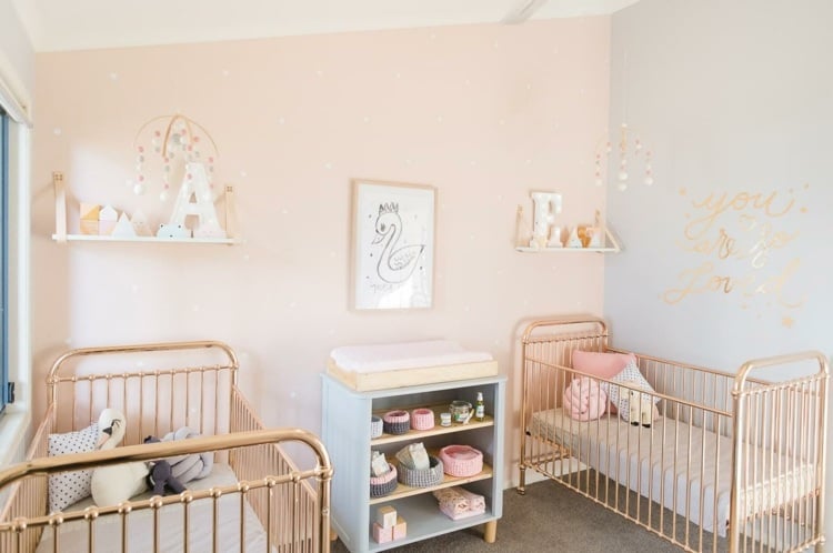 babyzimmer für zwillinge romantisch-einrichten-metall-betten-gold-farbe-altrosa
