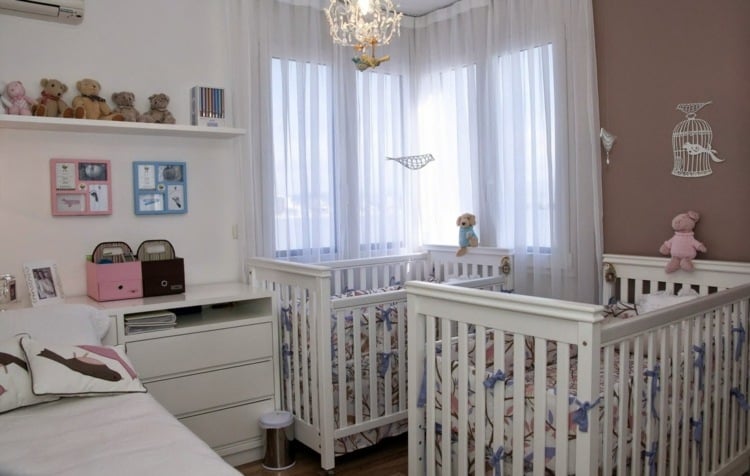 babyzimmer-zwillinge-eckfenster-tagesbett-babybett-kommode-modern-weiß