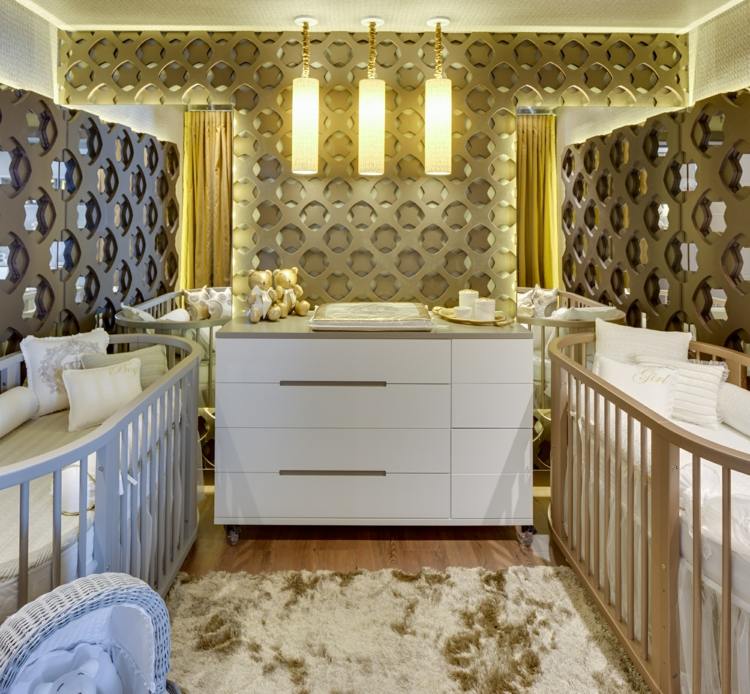 babyzimmer-zwillinge-edel-wandpaneele-spiegel-deko-teppich-gold-effekte-minimalistischer-wickeltisch