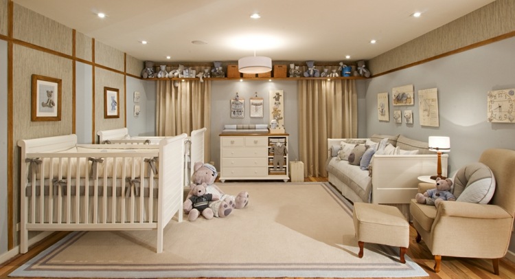 babyzimmer-zwillinge-großes-kinderzimmer-wandgestaltung-blau-beige-sessel-sofa-gardinen