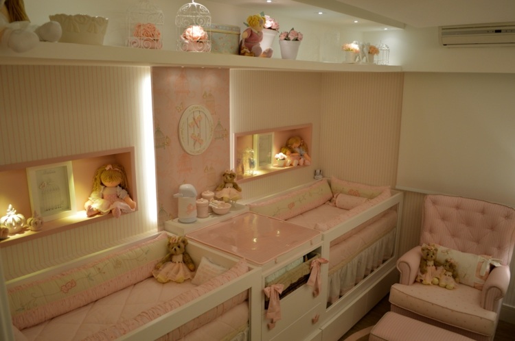 babyzimmer-zwillinge-originelle-idee-decke-regal-rosa-möbel-sessel-mädchen-eingebaute-regale
