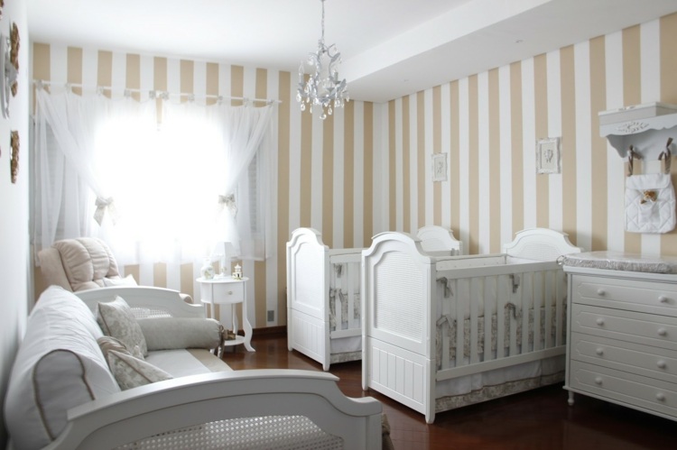 babyzimmer-zwillinge-tapete-streifen-muster-beige-weiß-betten-nebeneinander