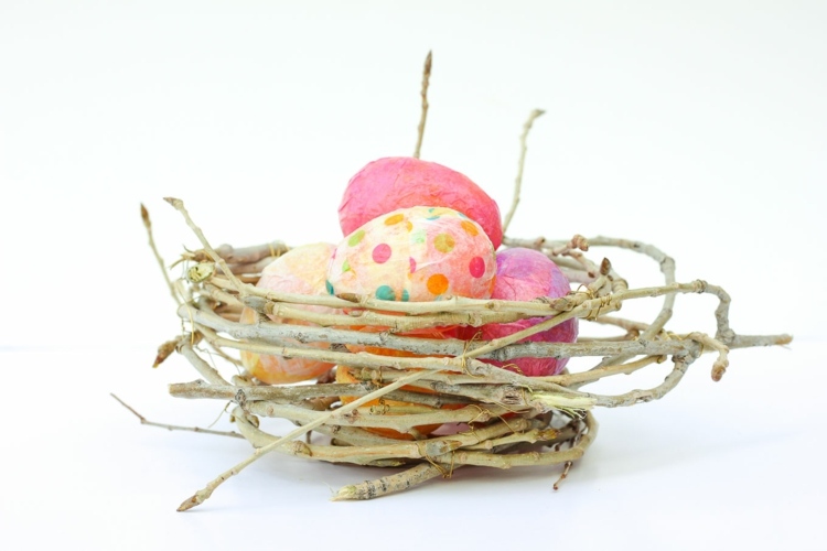 bastelideen zu ostern nest-zweige-knospen-eier-deko