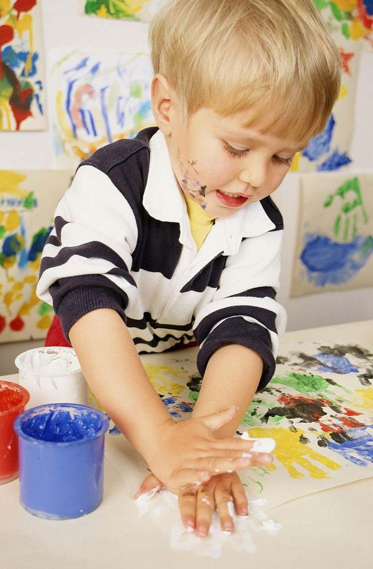 basteln-malen-mit-2jährigen-kindern-fingerfarben