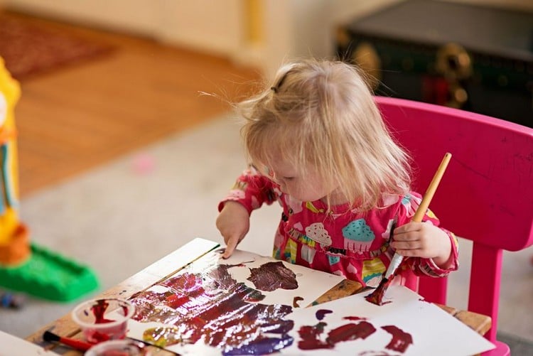 Basteln mit 2-Jährigen Kindern fingerfarben-malen