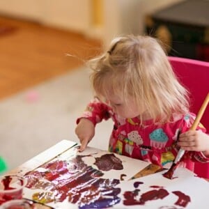 basteln-mit-2jährigen-kindern-fingerfarben-malen