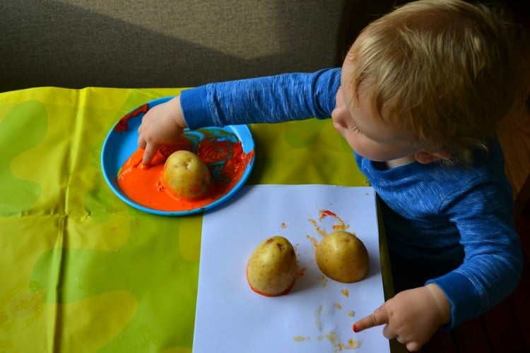 basteln-mit-2jährigen-kindern-kartoffel-abdrücke