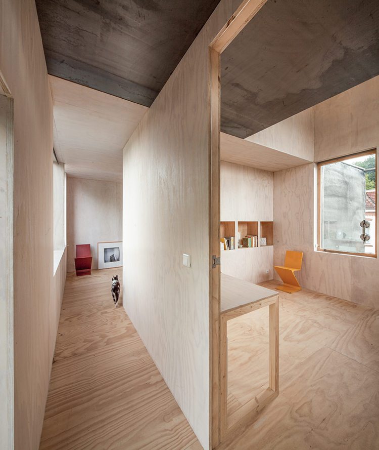 baumhaus-spiegelfassade-interior-sperrholz-minimalistisch