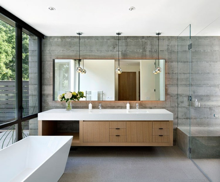 beton-wand-dusche-badewanne-modern-spiegel-fensterfront