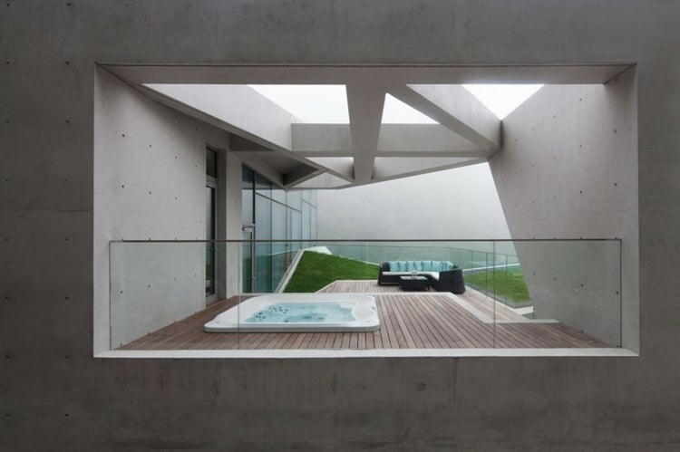 betonlook-wand-lounge-whirlpool-terrasse-couch
