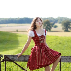 dirndl-lederhosen-trachtenmode-rot-kleid-bluse-weiss-wiesn