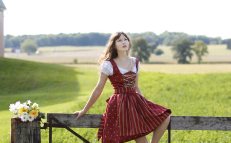 dirndl-lederhosen-trachtenmode-rot-kleid-bluse-weiss-wiesn