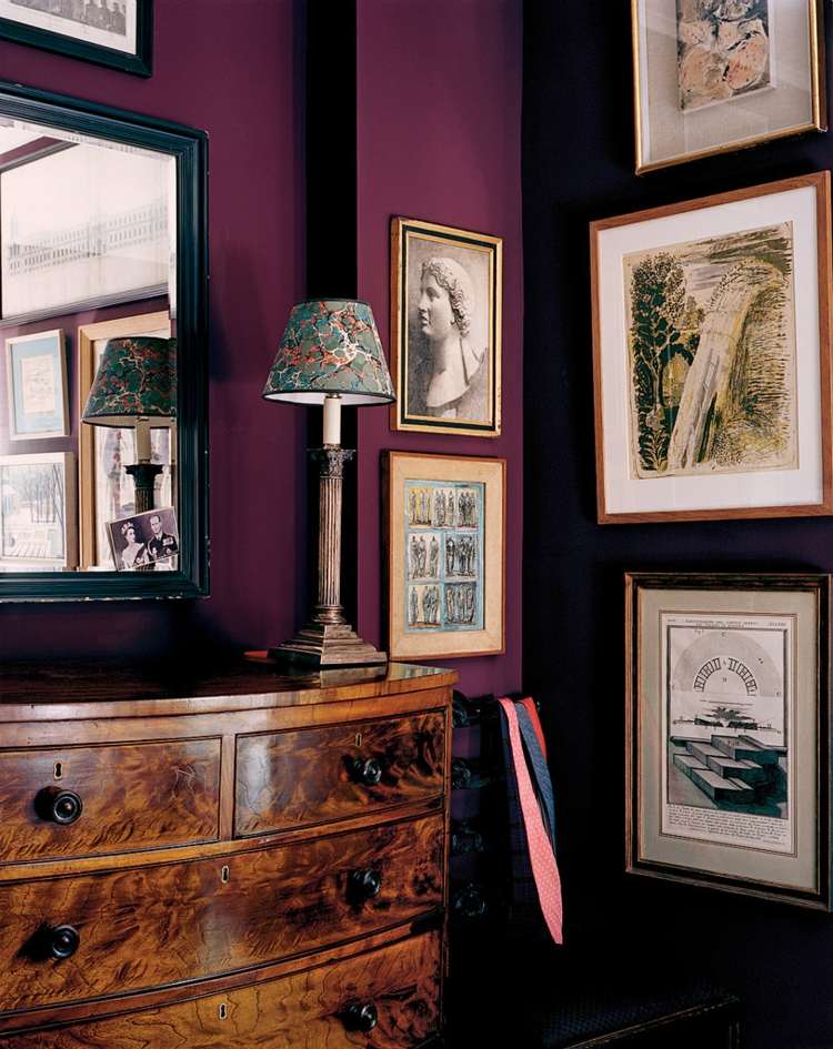 dunkle-wandfarbe-beere-lila-purpur-vintage-kommode-wndbilder-dekoration