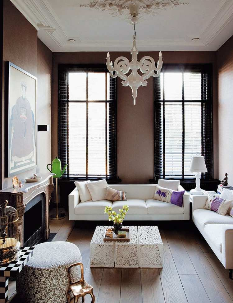 dunkle-wandfarbe-braun-warme-atmoshäre-einrichtung-couch-weiße-farbe-kronleuchter