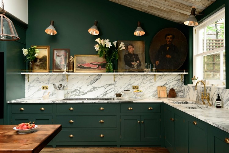 dunkle wandfarbe küche-grün-schränke-dachschräge-marmor