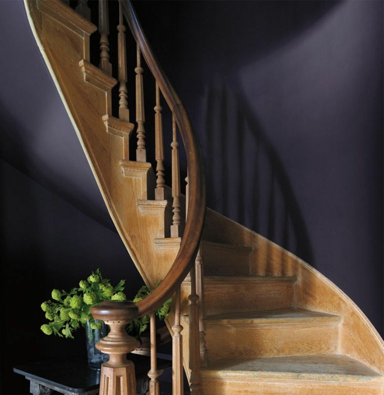 dunkle wandfarbe lila-treppenbereich-helle-treppe-flur-inspiration