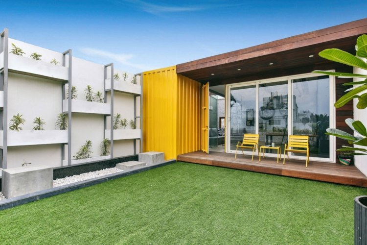 einraumwohnung-einrichten-container-gelbe-fassade-terrasse-garten